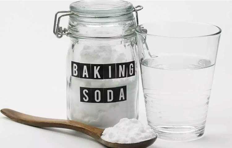 Baking soda and hydrogen peroxide for fast hair lightening
